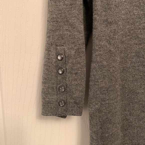 🌷WHBM Popover Gray Sweater with Shirt Tail Look Croc Print XS - Picture 5 of 12